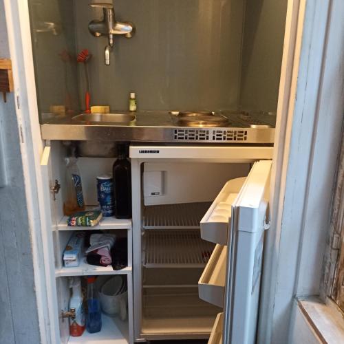 une cuisine avec un évier et une cuisinière dans l'établissement charmant studio à Marais Paris centre, à Paris