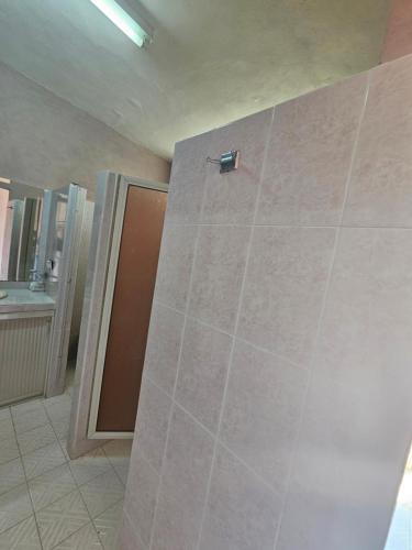 Ένα μπάνιο στο ESTANCIA CASA DE PIEDRA hostal
