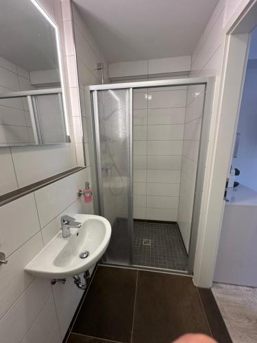 une salle de bain avec douche et lavabo dans l'établissement Einzelzimmer mit Bad in Heiligenstadt, à Heilbad Heiligenstadt