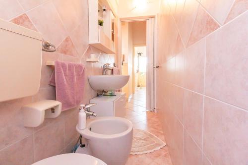 a bathroom with a toilet and a sink at Appartamento 1P in Villa De Santis- Gallipoli in Il Monte