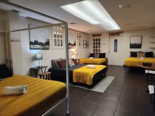 a large room with two beds and a couch at Edificio El Barrio Vertical in San José