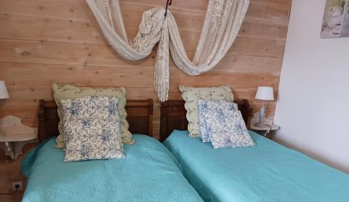 Giường trong phòng chung tại le gite de claire