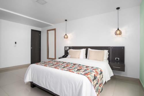 Postel nebo postele na pokoji v ubytování Azor Hotel Cali Versalles