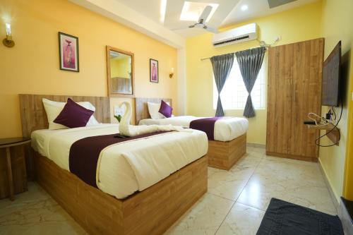 Una cama o camas en una habitación de M M Hotel Royal Respite