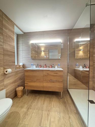a bathroom with a sink and a shower and a toilet at Hotel restaurant Robinson in Haybes