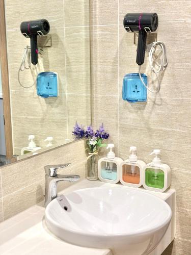 a bathroom with a sink and a mirror and a sink at Thỏ homestay in Gia Lâm Pho