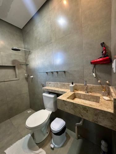 un baño con inodoro y lavabo en Aconchego, en Santarém