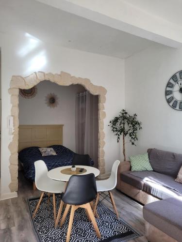 un salon avec un lit, une table et un canapé dans l'établissement Nice studio in Villefranche sur Mer, à Villefranche-sur-Mer