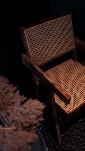a wooden chair sitting on top of a rug at Maison Saint-Vincent By Maisons & co in Montréal