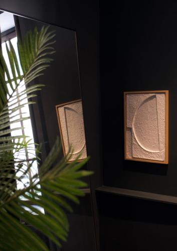 a mirror in a room with a plant at Maison Saint-Vincent By Maisons & co in Montréal