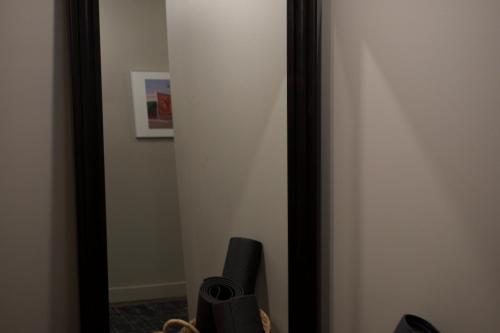 a mirror in the corner of a room at Maison Saint-Vincent By Maisons & co in Montréal