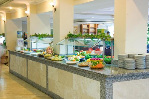 ein Buffet mit Tellern und Schüsseln voller Essen in der Unterkunft Club Hotel Sunbel in Beldibi