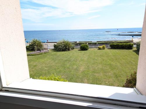 ル・ギルヴィネックにあるLocaLise - Maison D02 - Vue mer - Accès piscine - Wifi inclus - Draps et lits faits inclus - Face à la plage - Centre et port à 700mの海の景色を望む開閉可能な窓