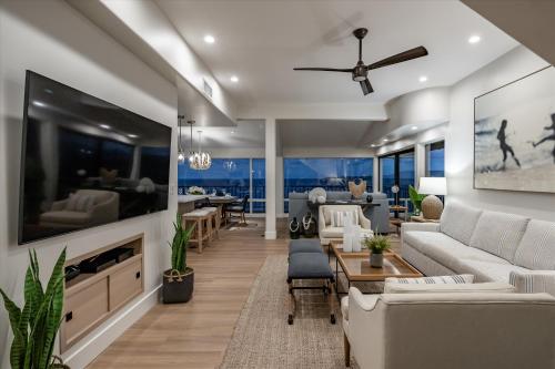 Μια τηλεόραση ή/και κέντρο ψυχαγωγίας στο Kapalua Bay Villa's Ocean Front Gem "The Pearl"