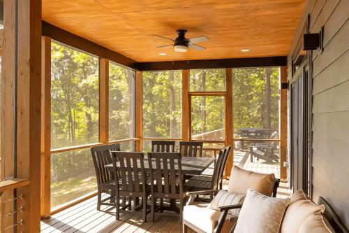 a screened in porch with a table and chairs at Shenandoah View Mountain Escape in Stanardsville