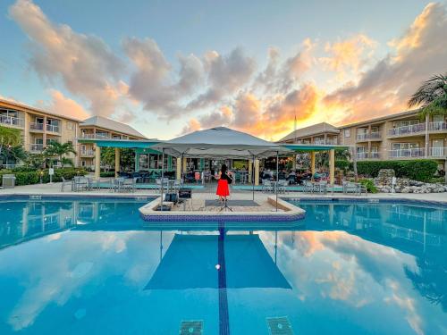 Bazén v ubytování The Grand Caymanian Resort nebo v jeho okolí