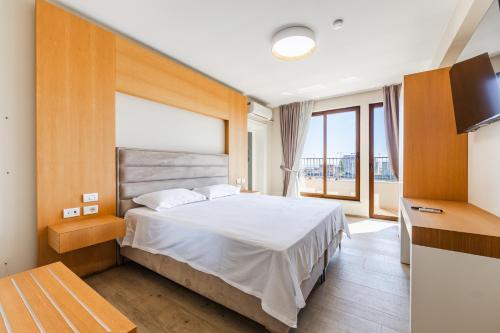 ドゥラスにあるAntik Hotelのベッドとテレビがあるホテルの部屋