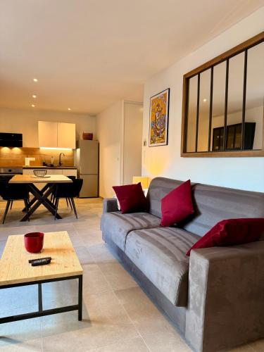 un salon avec un canapé et une table dans l'établissement Résidence Collioure le Haut, à Collioure