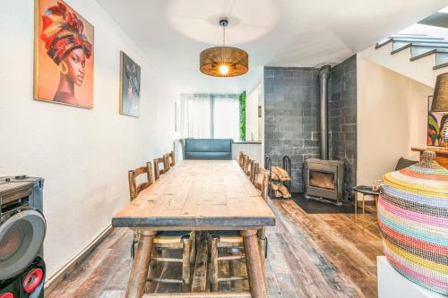 une salle à manger avec une table et une cheminée dans l'établissement Maison, villa, à Castelnau-le-Lez