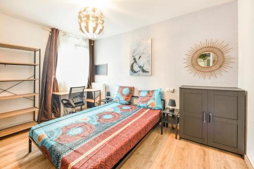 une chambre avec un lit, un bureau et un miroir dans l'établissement Maison, villa, à Castelnau-le-Lez