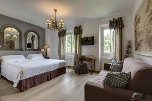 a hotel room with a bed and a couch at AMORE RENTALS - Villa Barbara 1 in Palazzuolo sul Senio