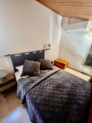 une chambre avec un grand lit dans une pièce dans l'établissement Quiet apartment and sea view, à Bandol