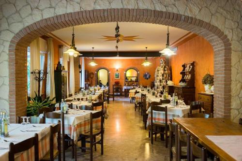 A restaurant or other place to eat at Albergo Olivo