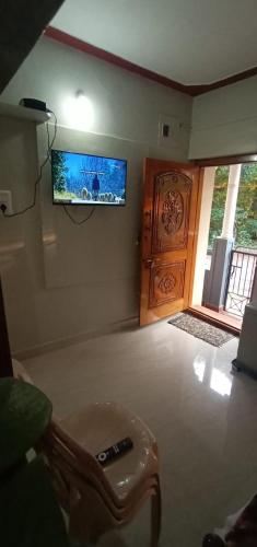 TV a/nebo společenská místnost v ubytování Nakshatra Homestay
