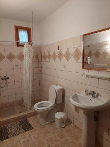 Ένα μπάνιο στο Villa Foti