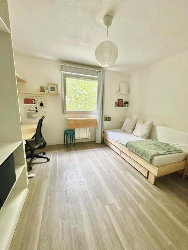 une chambre avec un lit et une fenêtre dans l'établissement Studio Île de Nantes, à Nantes