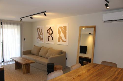 ein Wohnzimmer mit Couch und Tisch in der Unterkunft Faz Flat in Cordoba