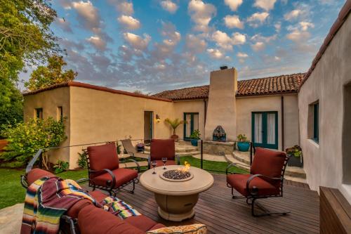 圣巴巴拉Casa del Sol by Paradise Retreats的露台上摆放着椅子和桌子