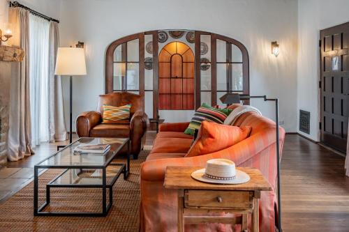 圣巴巴拉Casa del Sol by Paradise Retreats的客厅里有一张沙发和一张桌子。