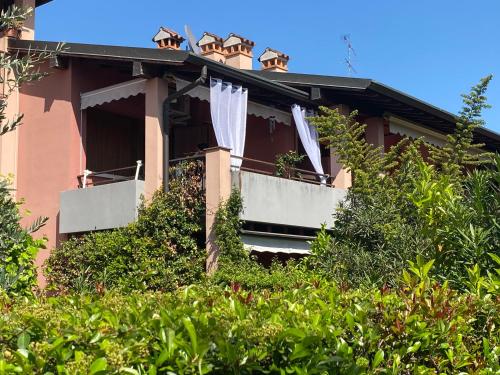 ein Haus mit Kleidung auf dem Balkon in der Unterkunft Sosien Apartments in Desenzano del Garda