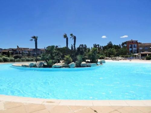 une île au milieu d'une piscine dans l'établissement Apartment seafront in Gassin, à Gassin