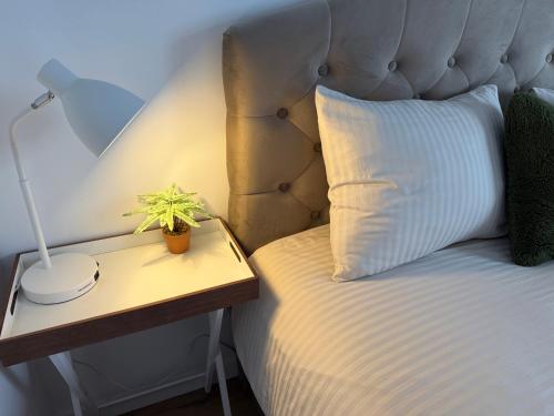 Ένα ή περισσότερα κρεβάτια σε δωμάτιο στο Cozy South-Up and Ground