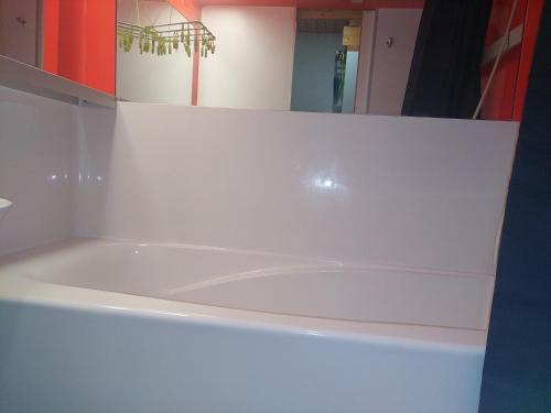 d'une baignoire blanche installée dans une pièce. dans l'établissement Duplex au pied des pistes avec balcon, idéal pour 4/5 personnes - FR-1-346-578, à Arc 1800