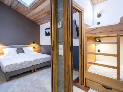 une chambre avec un lit superposé et un miroir dans l'établissement Charmant Duplex à Courchevel Village, 3 Chambres, Parking & Proche Pistes - FR-1-618-31, à Courchevel