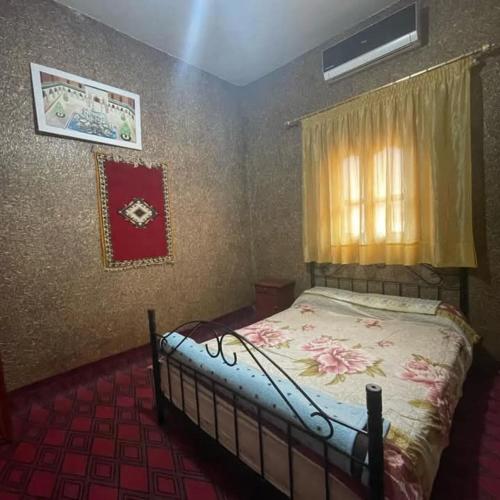 a bedroom with a bed and a window at Auberge Gitelkst in Tafraoute