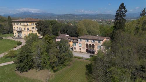 an aerial view of a large house with trees at Il Casale Di Villa Rossi in Lucca