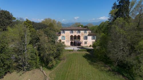 an aerial view of a large house with a yard at Il Casale Di Villa Rossi in Lucca