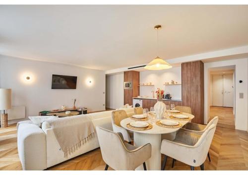 une salle à manger et un salon avec une table et des chaises dans l'établissement Sublim AC Apartment Opéra Madeleine, à Paris