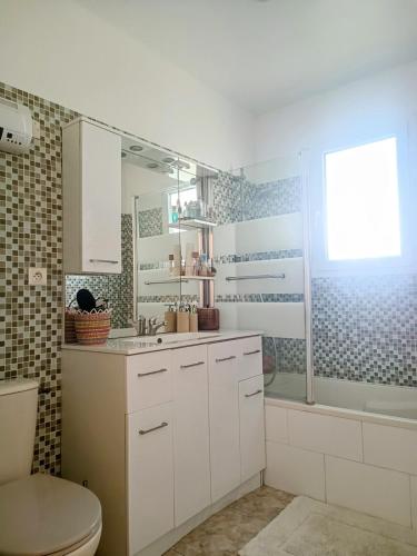 une salle de bain avec toilettes, lavabo et douche dans l'établissement Familly house with pool, à Caux