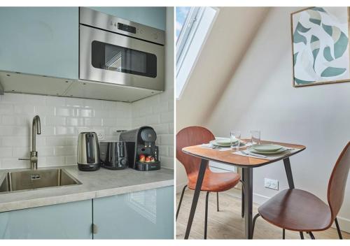 une cuisine avec un évier et une table avec des chaises dans l'établissement Charming Studio Center of Paris Le Marais, à Paris