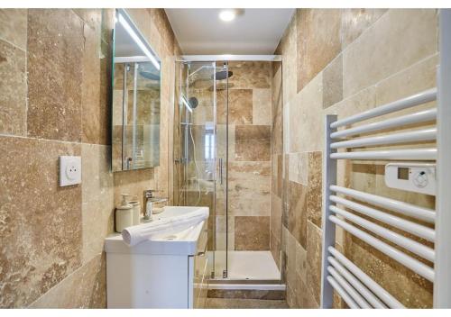 une salle de bain avec toilettes, lavabo et douche dans l'établissement Charming Studio Center of Paris Le Marais, à Paris