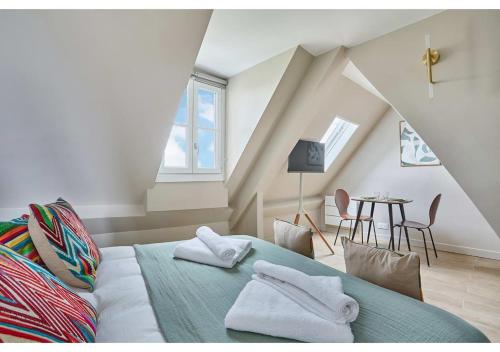 une chambre avec un lit et une table avec des chaises dans l'établissement Charming Studio Center of Paris Le Marais, à Paris