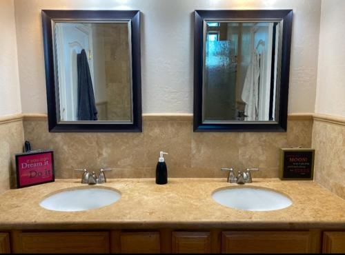 Ένα μπάνιο στο Elegance Meets Comfort