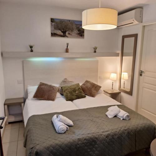 - une chambre avec 2 serviettes sur un lit dans l'établissement Studio Residence du Pont du Gard, à Remoulins