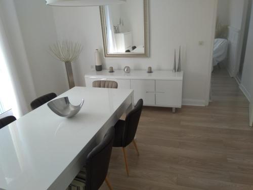 - une cuisine blanche avec un comptoir blanc et un miroir dans l'établissement Appt F3 Banyuls sur mer, à Banyuls-sur-Mer