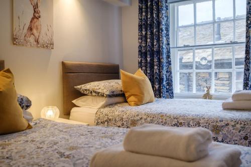 a bedroom with two beds and a window at Wordsworth Lodge in Ambleside